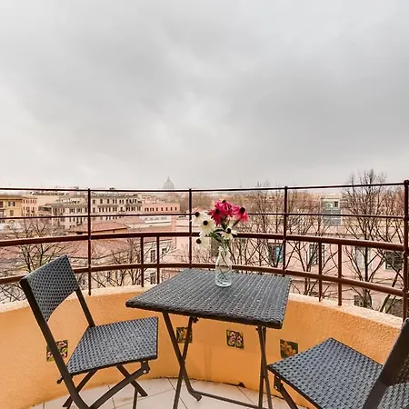 Bright Flat In Prati